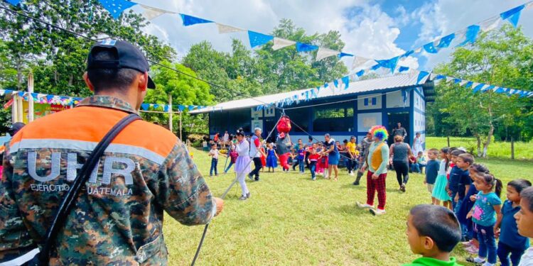 Primera Brigada de Infantería realizó actividades lúdicas en conmemoración al Día del Niño. / Foto: Ejército de Guatemala.
