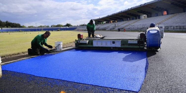 En el Centro Deportivo Erick Barrondo se colocaron más de 4 mil 300 metros cuadrados de caucho negro.