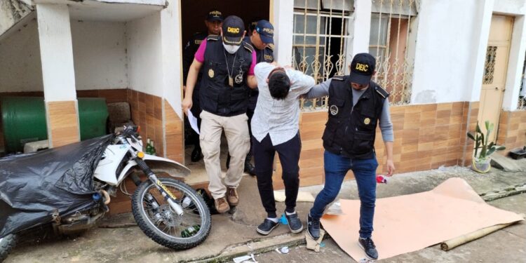 Alias “el Pajarraco” capturado en allanamiento. / Foto: PNC.