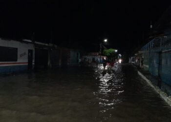 Acciones inmediatas para proteger a la comunidad afectada. / Foto: Daniel Guerra, Técnico de Campo de la Conred.