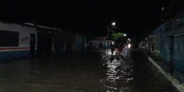 Acciones inmediatas para proteger a la comunidad afectada. / Foto: Daniel Guerra, Técnico de Campo de la Conred.