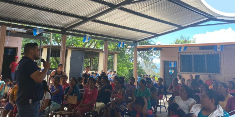 Madres de familia reciben información crucial sobre prevención de delitos