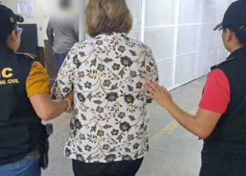 Traslado de la acusada a Torre de Tribunales por estafa y falsedad ideológica, / Foto: PNC.