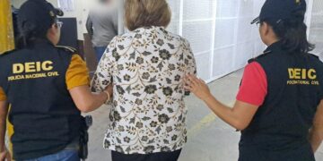 Traslado de la acusada a Torre de Tribunales por estafa y falsedad ideológica, / Foto: PNC.