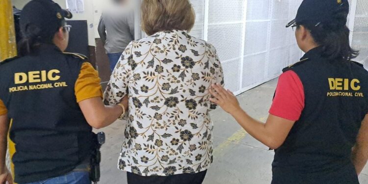 Traslado de la acusada a Torre de Tribunales por estafa y falsedad ideológica, / Foto: PNC.