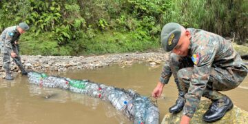 Instalación de biobardas en dos ríos de la capital. / Foto: Ejercito de Guatemala.