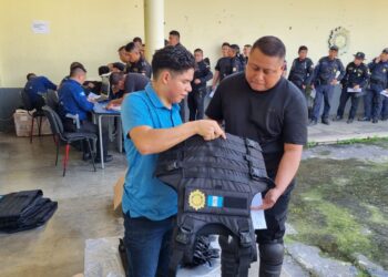 Entregan 300 chalecos antibalas para agentes de la PNC en Escuintla