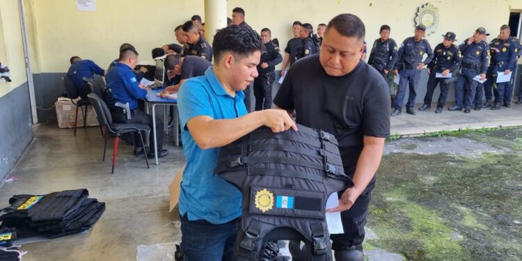 Entregan 300 chalecos antibalas para agentes de la PNC en Escuintla