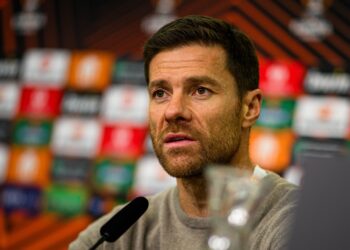 Grimaldo alarga el pleno de Xabi Alonso en Europa