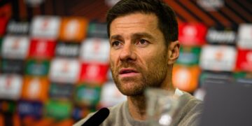 Grimaldo alarga el pleno de Xabi Alonso en Europa