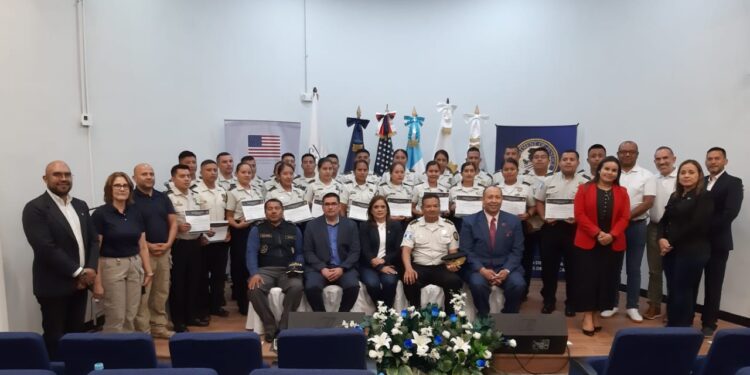 Apoyo clave, mandos de investigación criminal presentes en la clausura. / Foto: PNC.