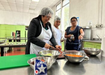 La ministra Claudia Ruiz participó en la validación de menús escolares. /Foto: Mineduc
