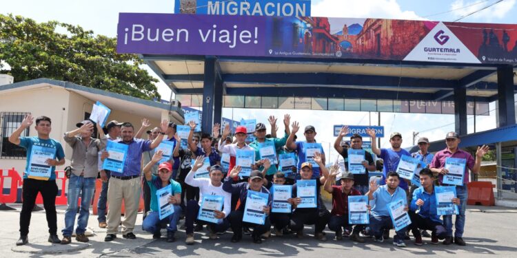 Guatemaltecos viajan a Baja California como parte del Programa de Trabajo Temporal