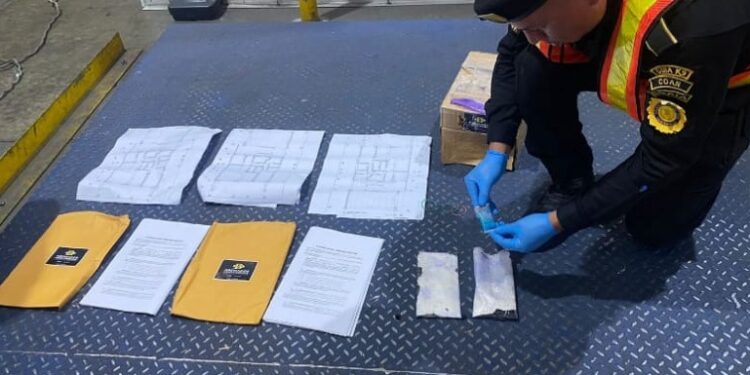 Agentes antinarcóticos con apoyo del binomio K-9 localizan droga en el AILA