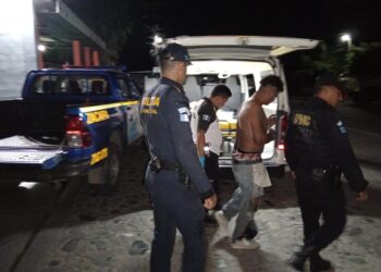 Operativo de la PNC permite detener a dos por robo y atentado en Escuintla y Zacapa