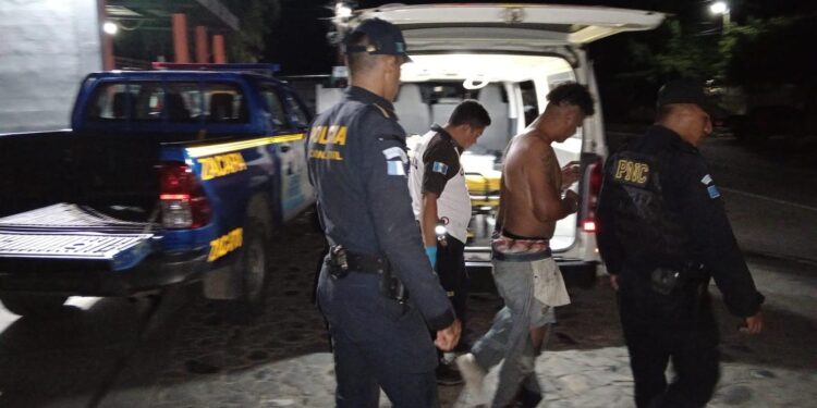Operativo de la PNC permite detener a dos por robo y atentado en Escuintla y Zacapa
