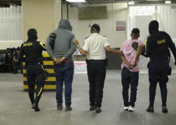 Detenidos por posesión de drogas ilícitas en Santa Catarina Pinula. / Foto: Mingob.