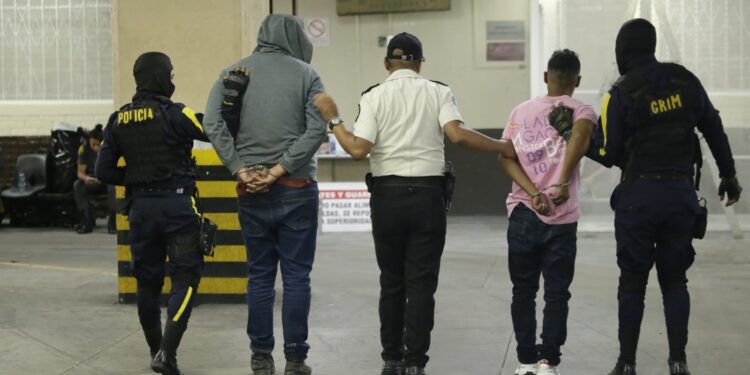 Detenidos por posesión de drogas ilícitas en Santa Catarina Pinula. / Foto: Mingob.