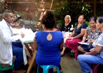 Brindan servicios de salud a vecinos de Boca del Monte. /Foto: MSPAS