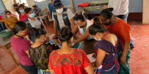 Mujeres del Estor, Izabal beneficiadas con la Beca Artesano.