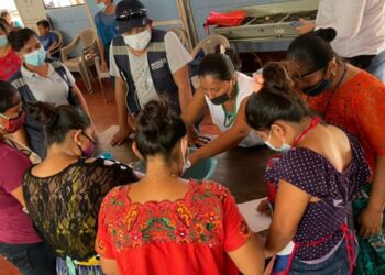 Mujeres del Estor, Izabal beneficiadas con la Beca Artesano.