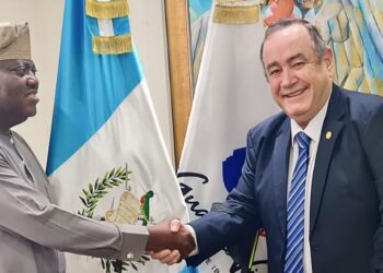 Presidente Alejandro Giammattei con el embajador concurrente de Nigeria, Rafiu Adejare Bello. / Foto: Dickéns Zamora.