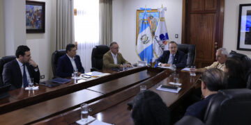 Reunión del presidente con representante de la OEA.