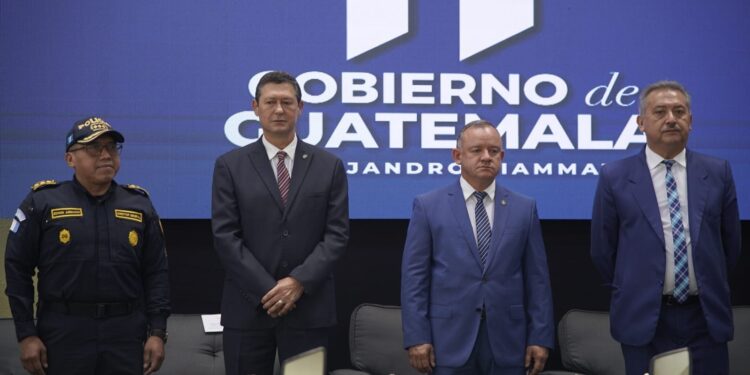 Gobierno de Guatemala entrega 500 motocicletas y equipos biométricos a la PNC