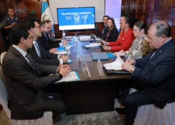 Reunión entre equipos del Gobierno de Guatemala y del binomio electo sobre el proceso de transición. / Foto: SCSP.