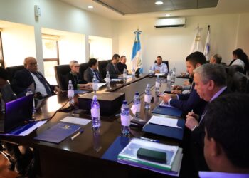 Autoridades del CIV exponen al equipo del binomio electo las acciones ejecutadas. / Foto: CIV.