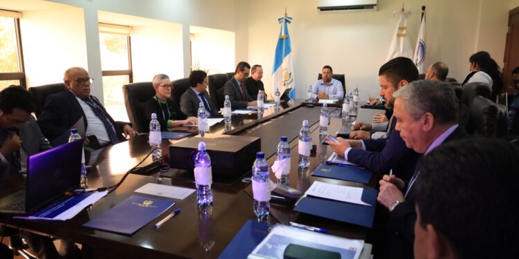 Autoridades del CIV exponen al equipo del binomio electo las acciones ejecutadas. / Foto: CIV.