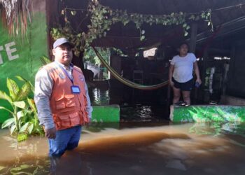 Brindan asistencia a familias afectadas por fuertes lluvias en aldea El Garitón, Santa Rosa