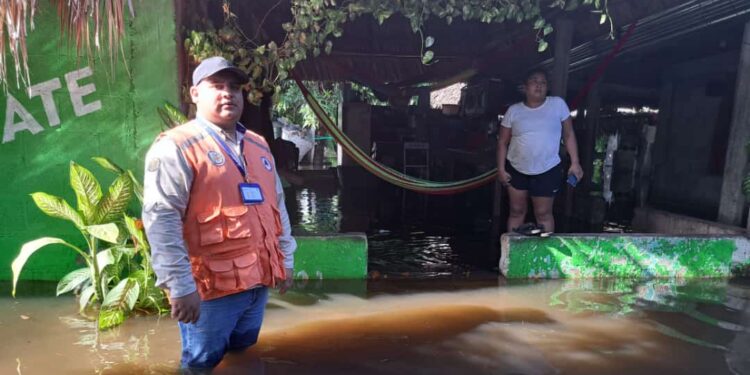 Brindan asistencia a familias afectadas por fuertes lluvias en aldea El Garitón, Santa Rosa