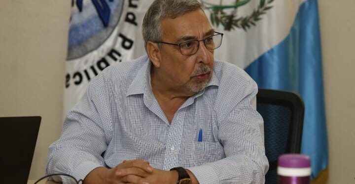 Ministro de Salud evalúa la situación de servicios en Guatemala