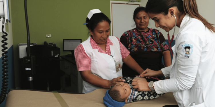 Estos son los beneficios para migrantes y sus familias en el IGSS