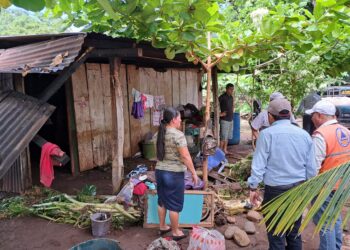 Inundaciones y desbordamiento de río causan daños en aldea El Jobo, Santa Rosa