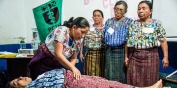 Salud contempla el fortalecimiento de los conocimientos de las comadronas. / Foto: DCA.