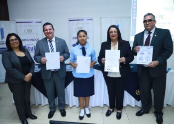 Firma de convenio permitirá agilizar el registro de títulos y diplomas del nivel medio. /Foto: Mineduc