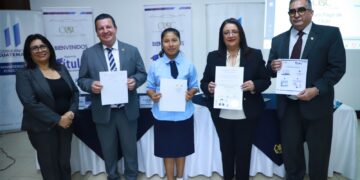 Firma de convenio permitirá agilizar el registro de títulos y diplomas del nivel medio. /Foto: Mineduc