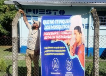Colocación de cartel sobre el dengue en Centro de Salud de San Miguel Chaparrón. // Foto: MSPAS.