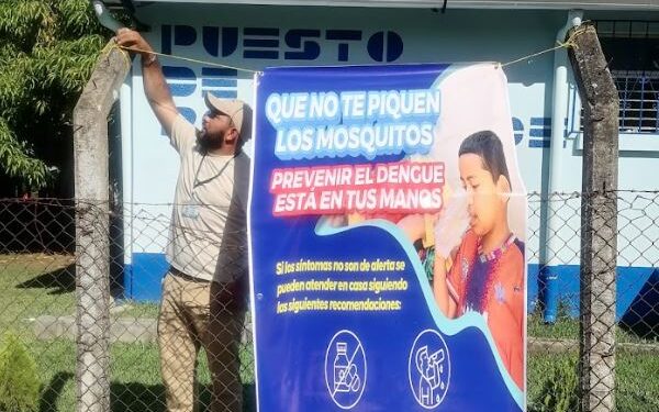 Colocación de cartel sobre el dengue en Centro de Salud de San Miguel Chaparrón. // Foto: MSPAS.