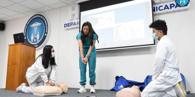 Brindan capacitaciones de RCP a personal médico del Hospital Departamental de Totonicapán