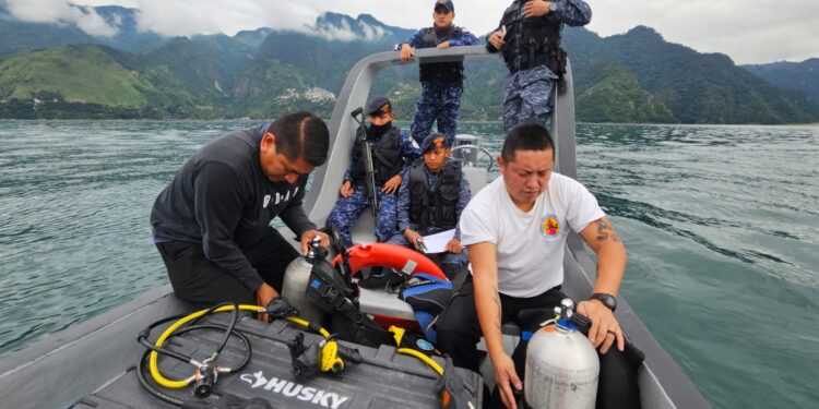 Continúan operaciones de búsqueda de mujer desaparecida en lago de Atitlán