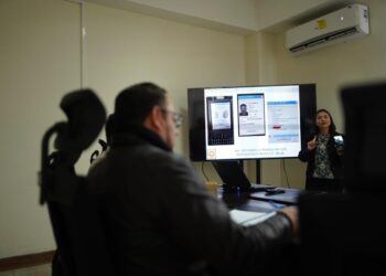 Capacitan a personal de Control Telemático con los nuevos dispositivos ID5. / Foto: Mingob.