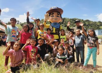 Actividad con niños en aldea Los Anonos, cantón Valencia, Jutiapa. / Foto: Ejército de Guatemala.