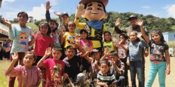 Actividad con niños en aldea Los Anonos, cantón Valencia, Jutiapa. / Foto: Ejército de Guatemala.