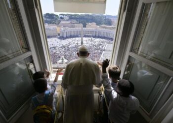 El papa apareció rodeado de niños en el rezo del ángelus. / Foto: Vatican News.