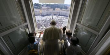 El papa apareció rodeado de niños en el rezo del ángelus. / Foto: Vatican News.