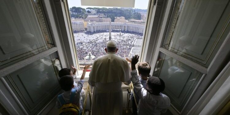 El papa apareció rodeado de niños en el rezo del ángelus. / Foto: Vatican News.