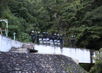 Fuerzas de seguridad llegan a la presa El Tesoro en Chimaltenango. /Foto: Mingob